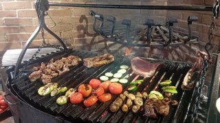 BUSCO EMPLEO COMO TORRADOR O AYUDANTE DE COCINA.