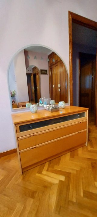 Comò da camera da letto in legno e cristallo con specchio