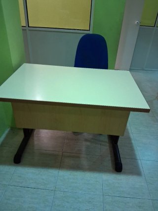 Escritorio beige con silla azul
