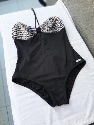Bikini rosa strapless con cordones