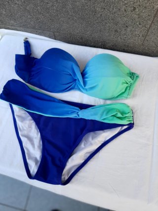 Bikini rosa strapless con cordones