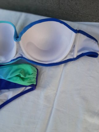 Bikini rosa strapless con cordones