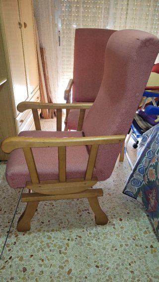 2 Sillones de tela y madera