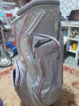 Bolsa de golf gris con detalles rosas