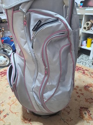 Bolsa de golf gris con detalles rosas