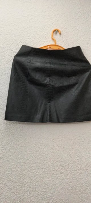 Minifalda efecto piel negra cremallera Talla S