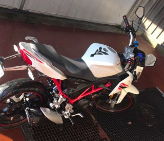 Moto Macbor Naked Blanca y Negra