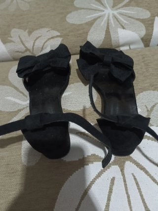 Tacones negros con lazo