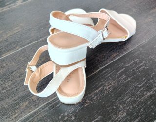 Sandalias blancas.