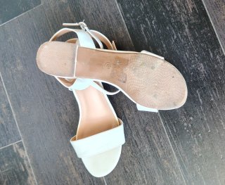 Sandalias blancas.