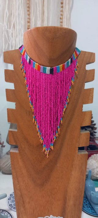 Collar choker fucsia con flecos y detalles