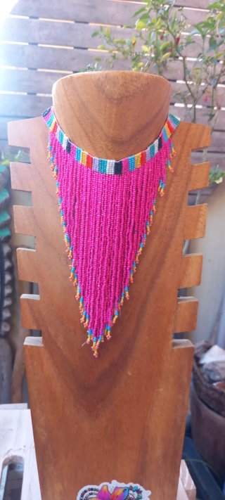Collar choker fucsia con flecos y detalles