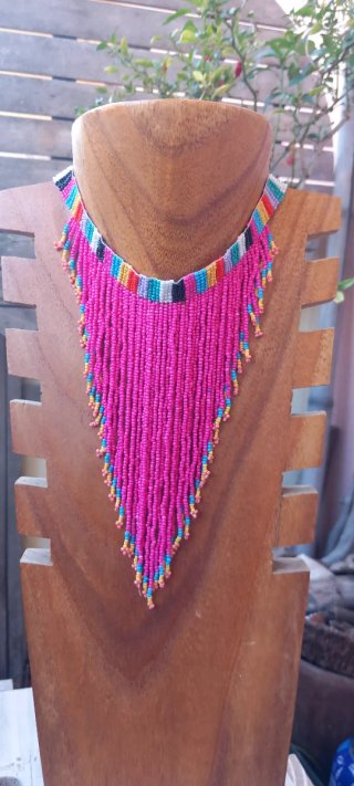 Collar choker fucsia con flecos y detalles