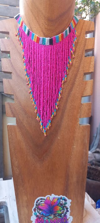 Collar choker fucsia con flecos y detalles