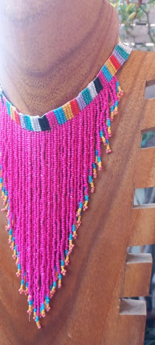 Collar choker fucsia con flecos y detalles
