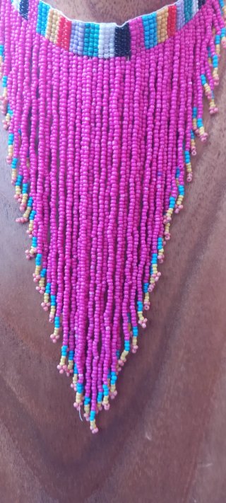 Collar choker fucsia con flecos y detalles