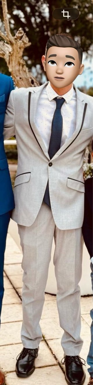 Traje de hombre gris con detalles negros.