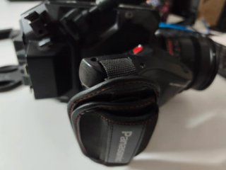 Cámara Panasonic EVA 5.7K Negra/Roja