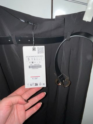 Falda midi Zara negra con cinturón
