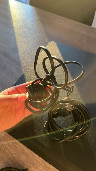 PS4 Slim Negra + Auriculares y Cables