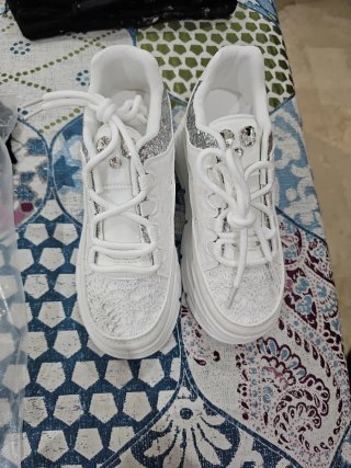 Zapatos blancos y plateados con pedrería
