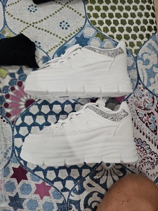 Zapatos blancos y plateados con pedrería