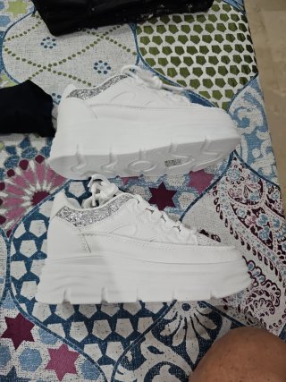 Zapatos blancos y plateados con pedrería