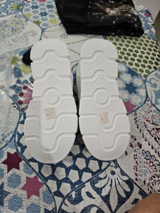 Zapatos blancos y plateados con pedrería