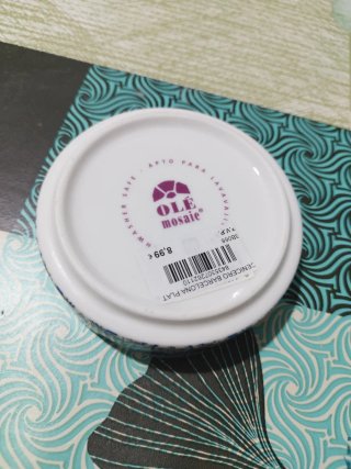 Este es un cenicero de cerámica de 10 cm
