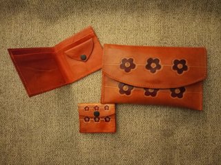 Cartera de cuero con flores