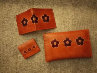 Cartera de cuero con flores