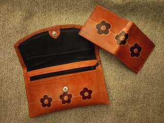Cartera de cuero con flores