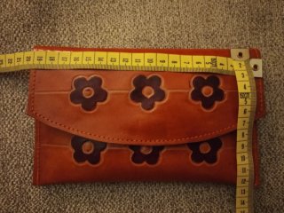 Cartera de cuero con flores