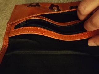 Cartera de cuero con flores