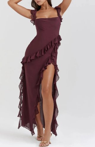 Vestido largo de fiesta burdeos con volantes.