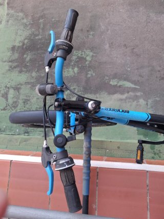 Bicicleta de montaña azul y negra Rockrider B TWIN