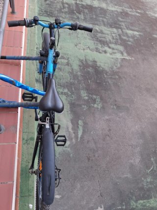 Bicicleta de montaña azul y negra Rockrider B TWIN