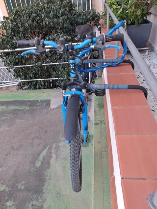 Bicicleta de montaña azul y negra Rockrider B TWIN