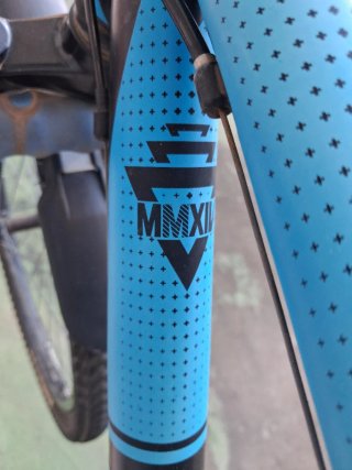 Bicicleta de montaña azul y negra Rockrider B TWIN