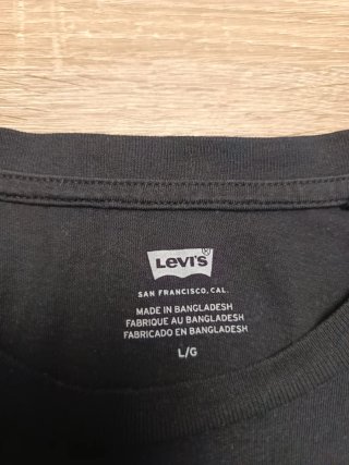 Camiseta Levi's Negra con Logo Rojo