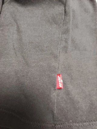 Camiseta Levi's Negra con Logo Rojo