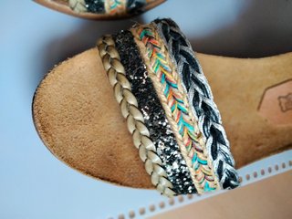 Sandalias cuña mujer negras y multicolor