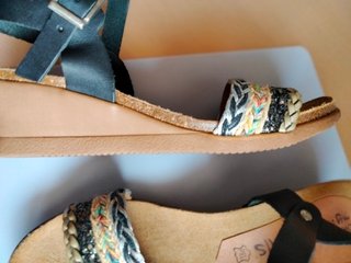 Sandalias cuña mujer negras y multicolor