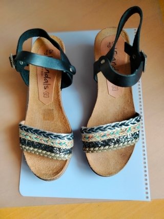 Sandalias cuña mujer negras y multicolor