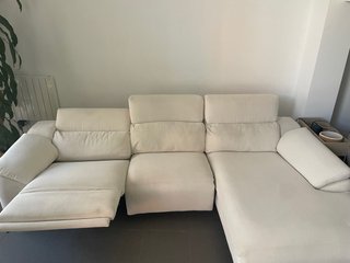Divano a 3 posti con chaise longue in beige.