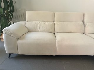 Divano a 3 posti con chaise longue in beige.