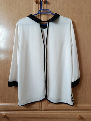 Blusa Zara blanca con detalles negros