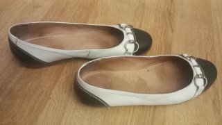 Zapatos bailarinas blancos y negros