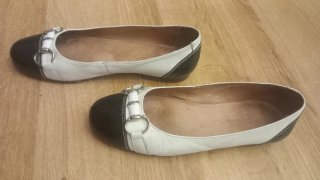 Zapatos bailarinas blancos y negros