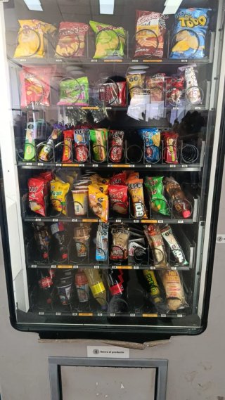 Máquina expendedora de snacks y bebidas